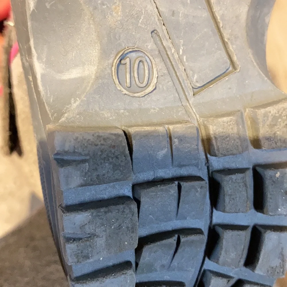 Size 10 Girls Totes winter snow boot. Leather and man made materials.